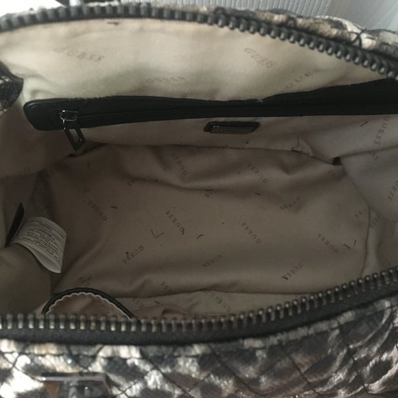 Guess Satchel Handbag, comes with dust bag, 10” length, 4.5” wide and 6” high… - Picture 4 of 9